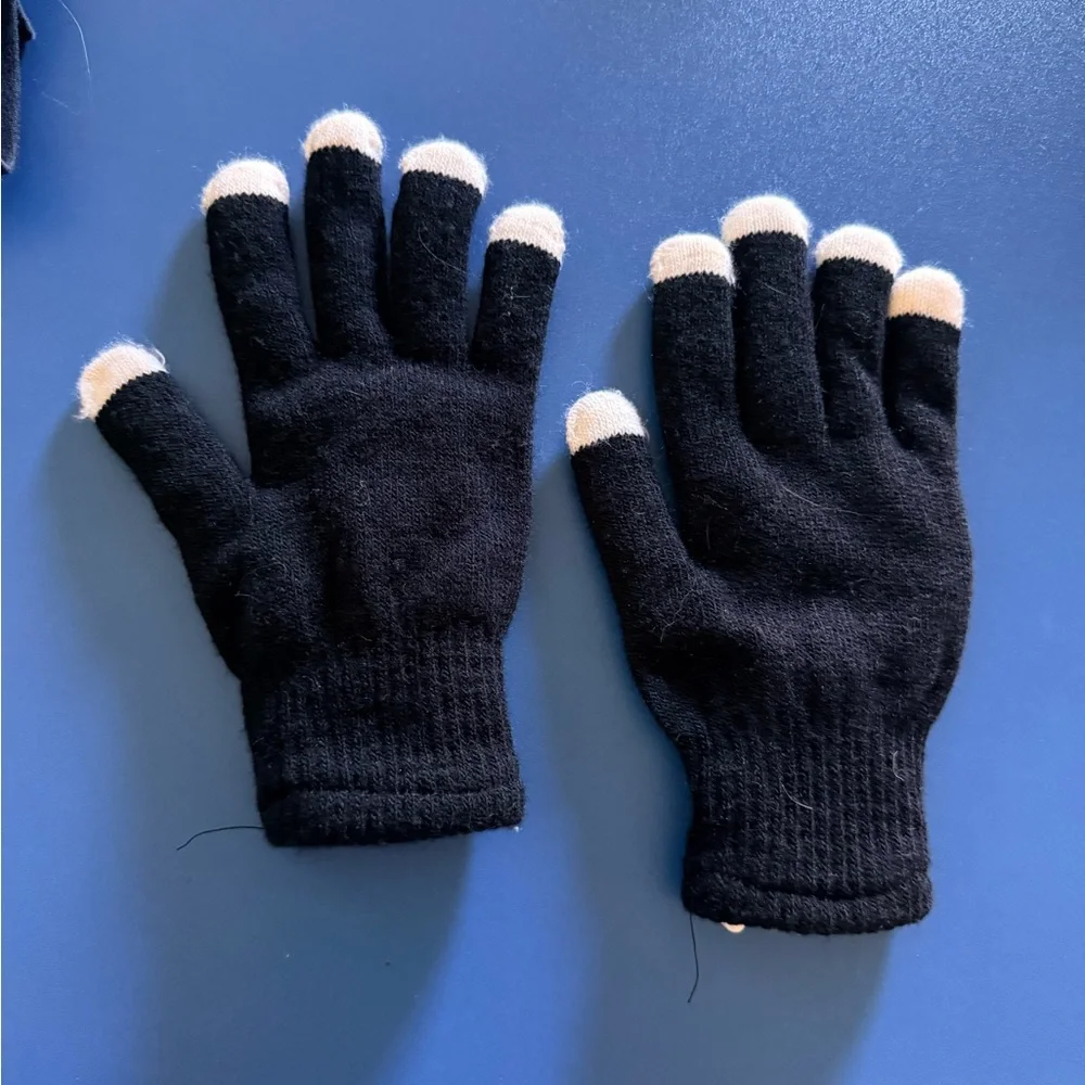 Black and White Knit Gloves